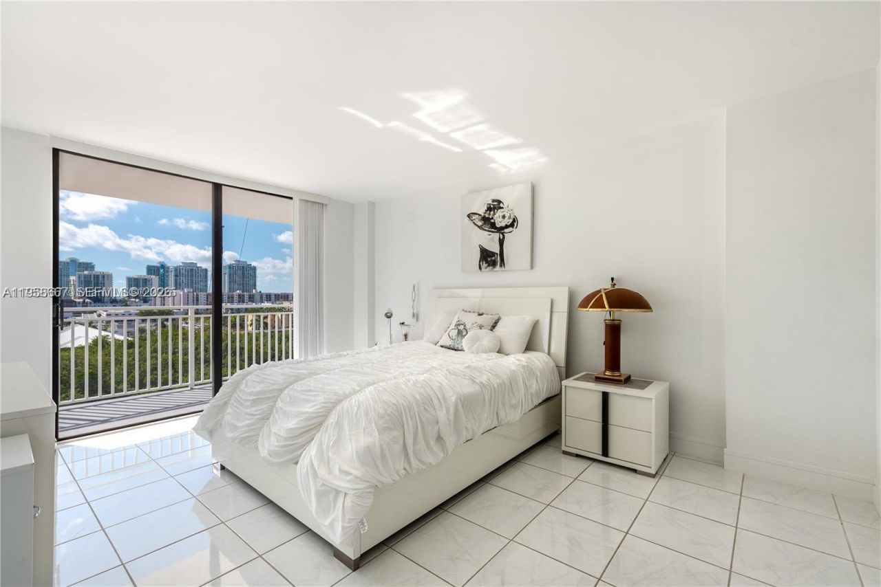210 174th St , Unit 807, Sunny Isles Beach, FL 33160 Photo