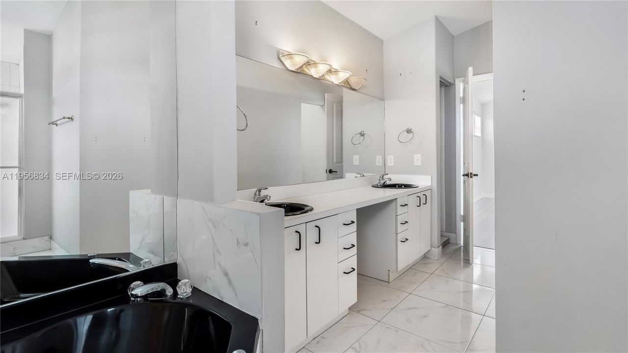 20820 San Simeon Way, Unit 24-G, Miami, FL 33179 Photo