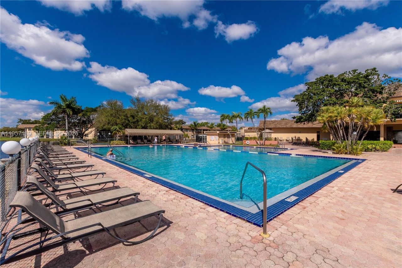 151 Berkley Rd, Unit 208, Hollywood, FL 33024 Photo