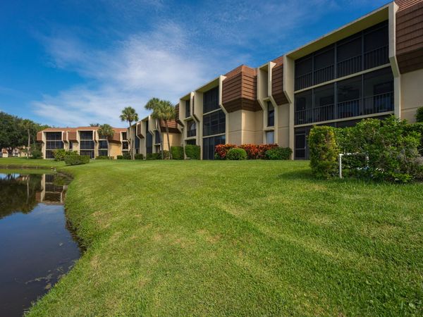 5250 Woodland Lakes Drive, Unit 130, Palm Beach Gardens, FL 33418