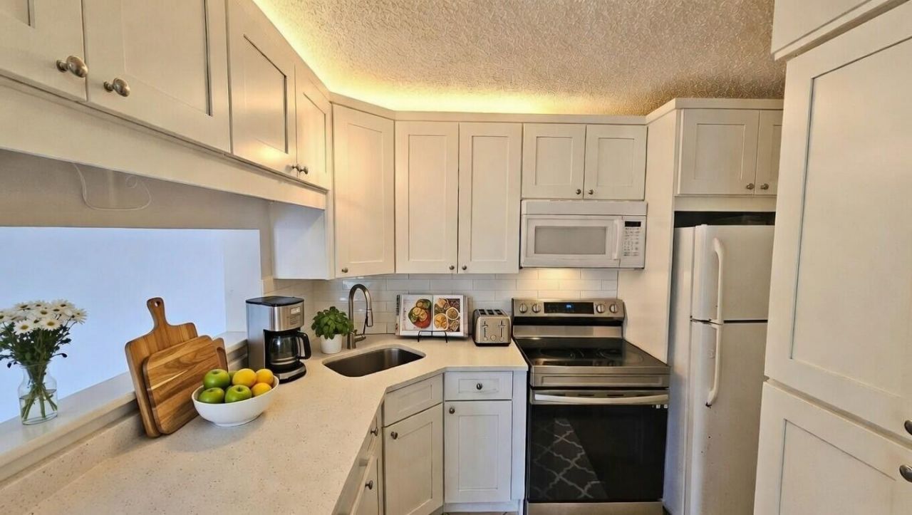 1109 Green Pine Boulevard, Unit B2, West Palm Beach, FL 33409 Photo