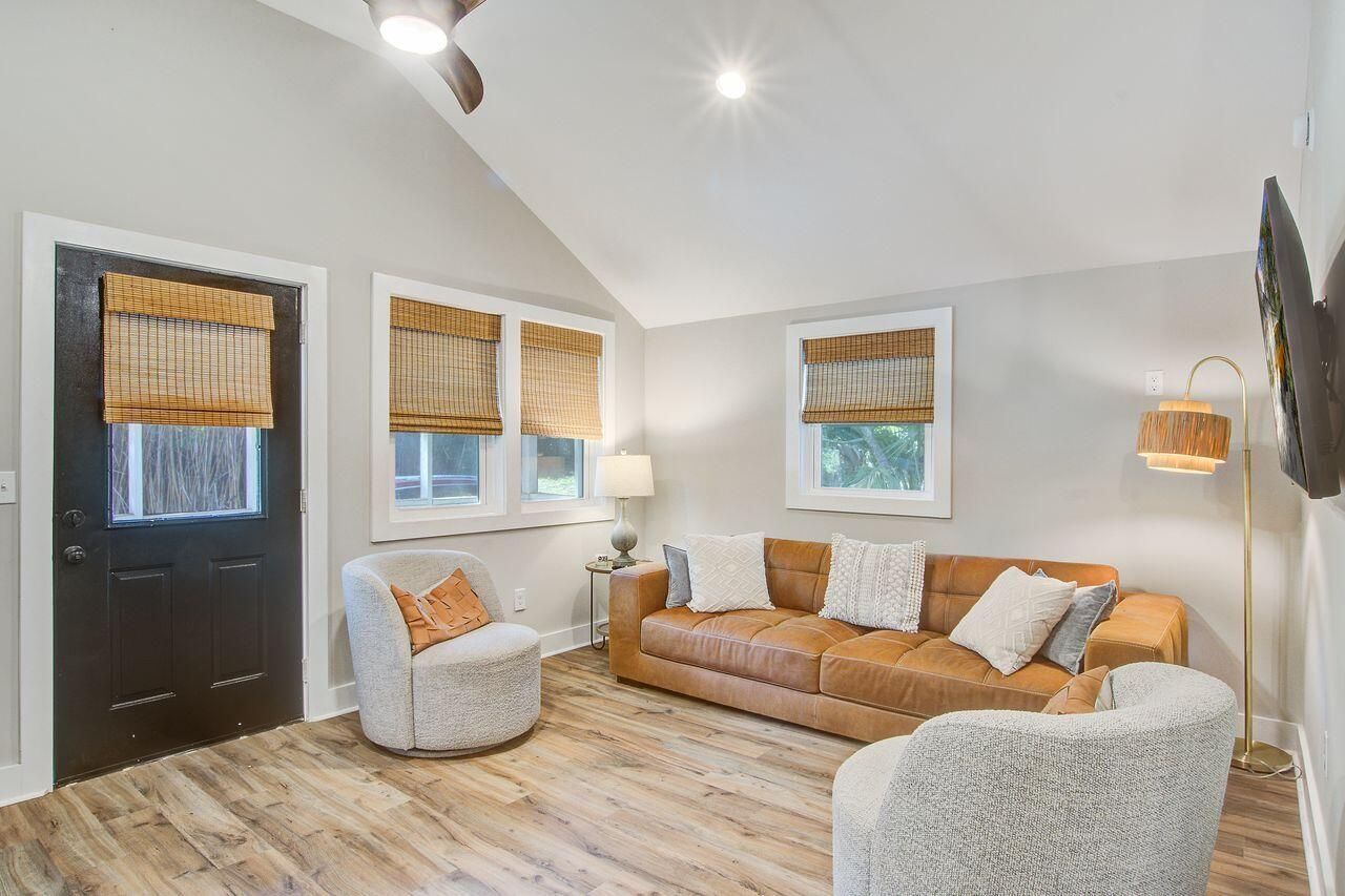 112 W West Huron Avenue Photo 6