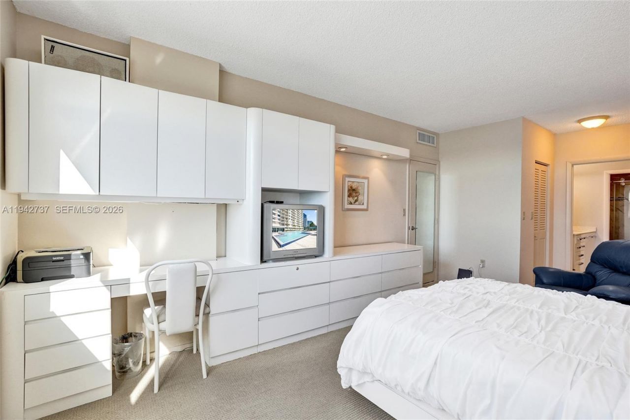 300 Bayview Dr, Unit 1110, Sunny Isles Beach, FL 33160 Photo