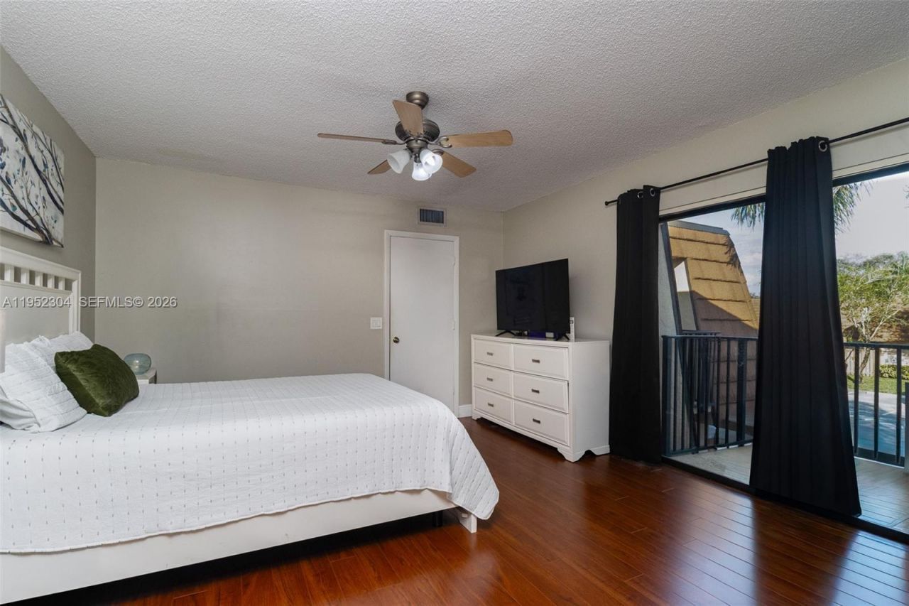 2566 Lakeview Ct, Cooper City, FL 33026 Photo