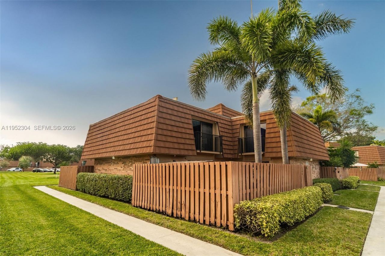 2566 Lakeview Ct, Cooper City, FL 33026 Photo