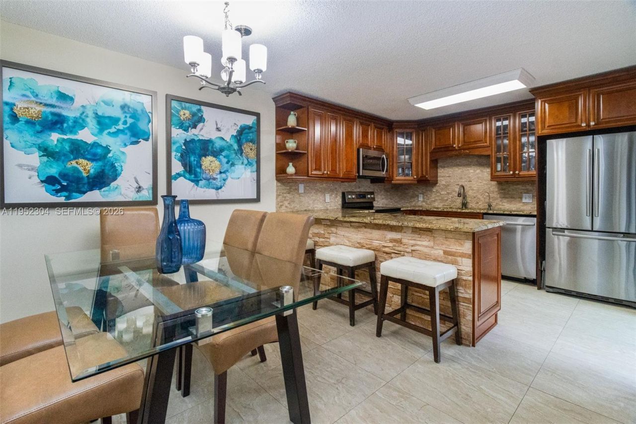 2566 Lakeview Ct, Cooper City, FL 33026 Photo