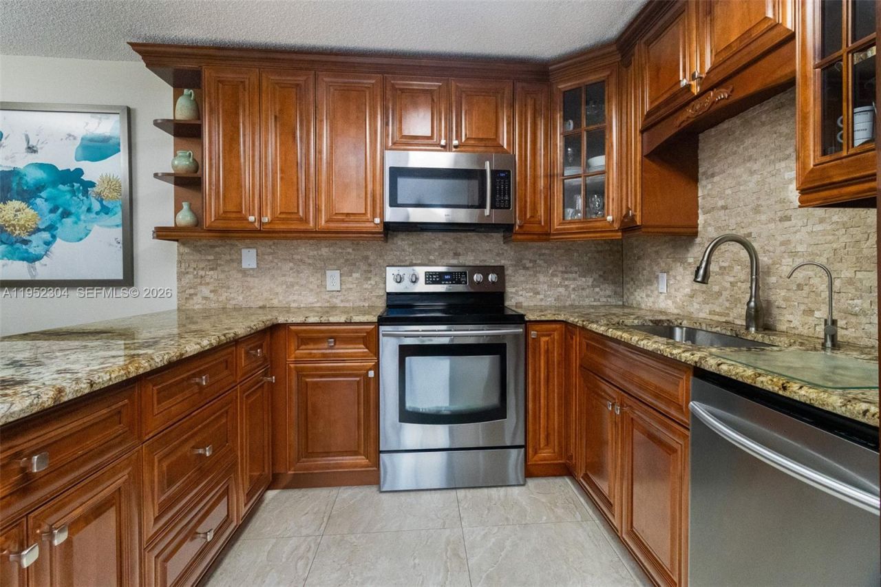 2566 Lakeview Ct, Cooper City, FL 33026 Photo