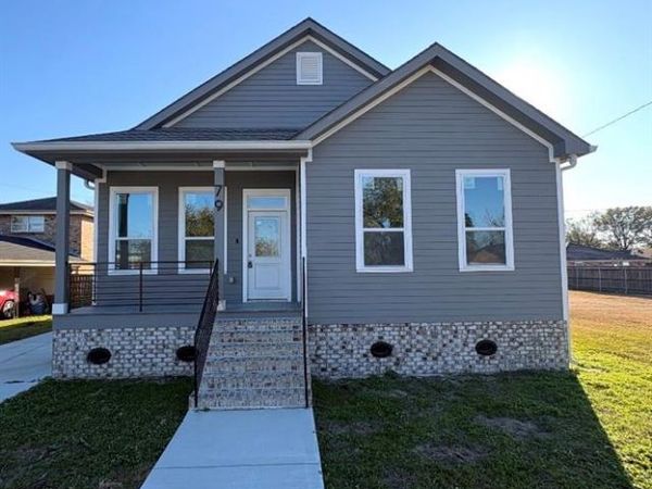79 W CHALMETTE Circle, Chalmette, LA 70043