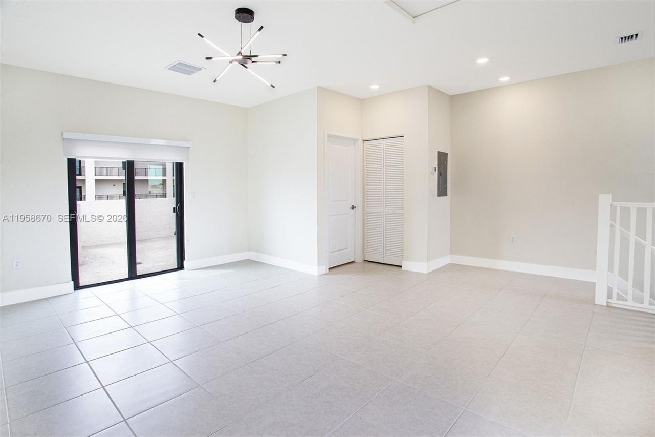 8160 NW 42nd St, Doral, FL 33166 Photo