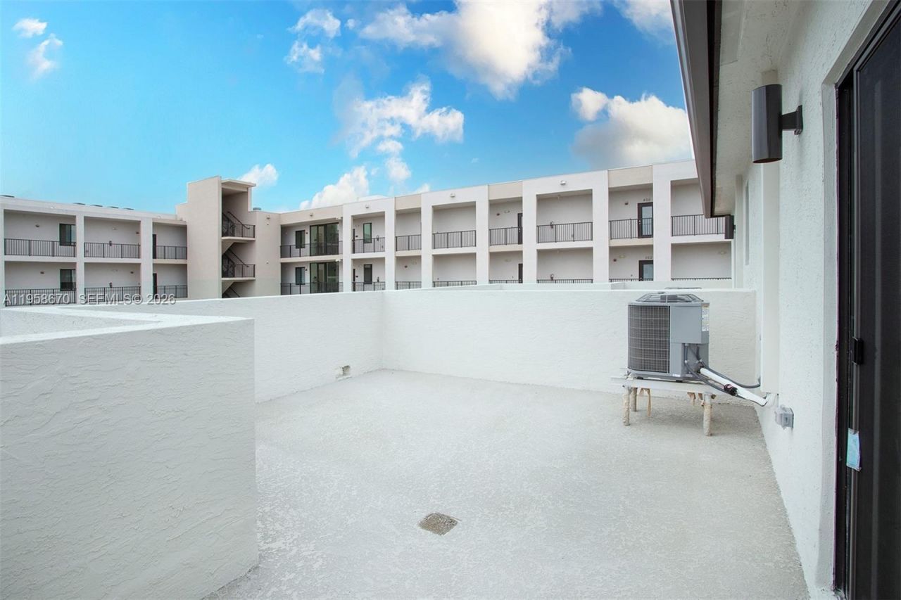 8160 NW 42nd St, Doral, FL 33166 Photo