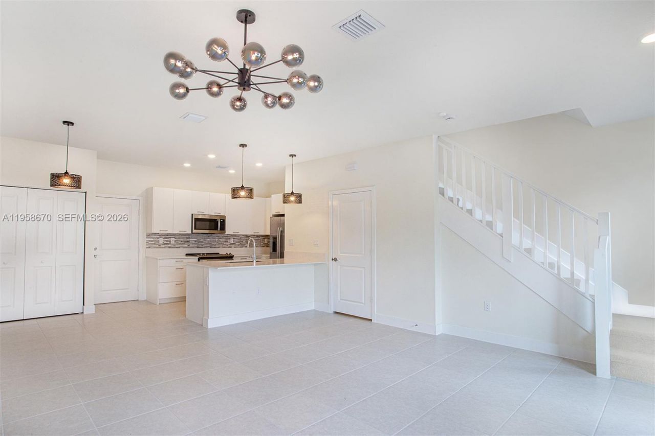 8160 NW 42nd St, Doral, FL 33166 Photo