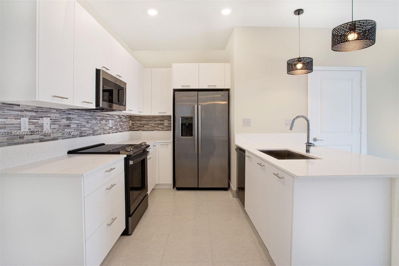 8160 NW 42nd St, Doral, FL 33166 Photo