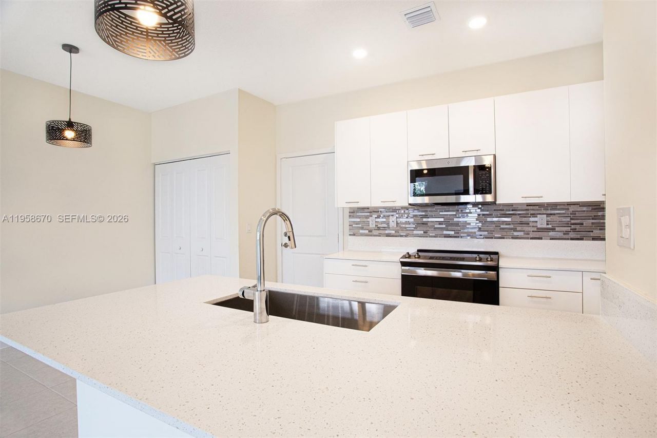 8160 NW 42nd St, Doral, FL 33166 Photo