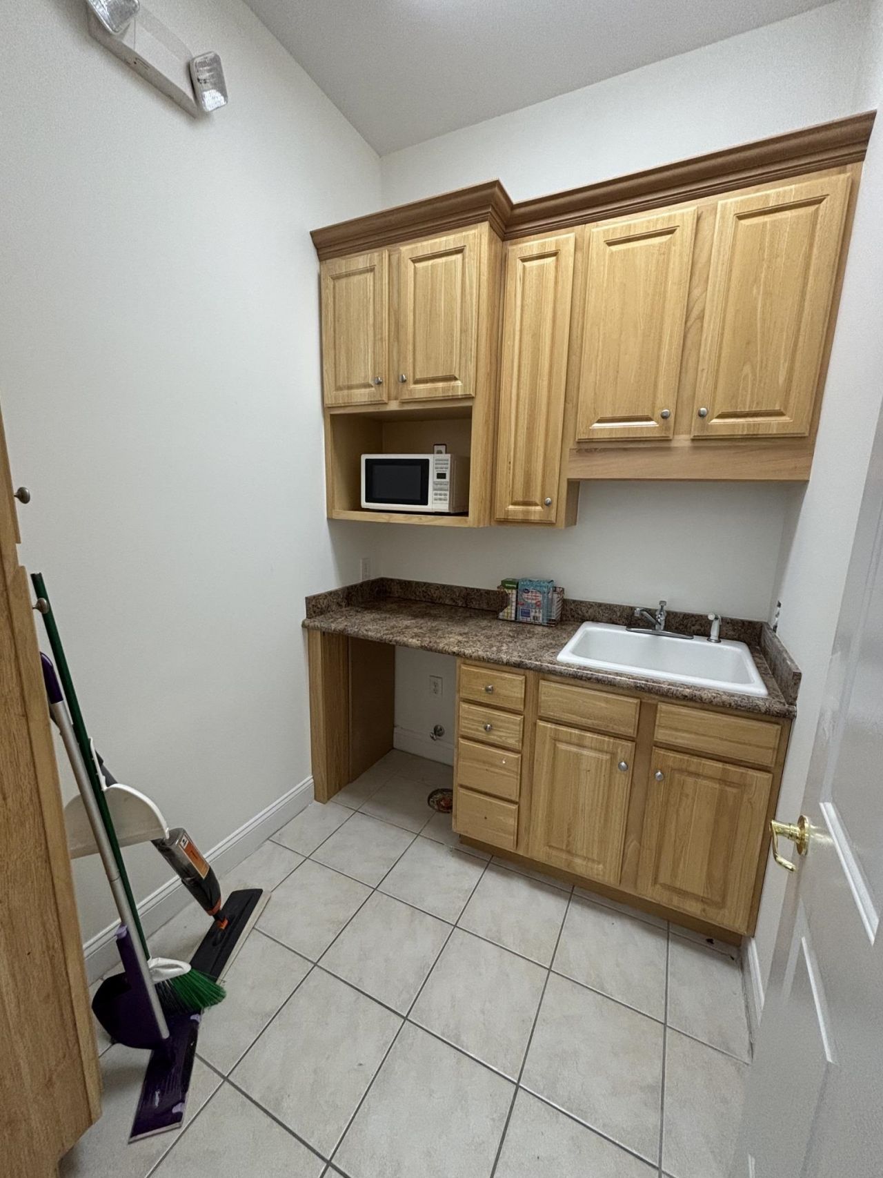 637 Bellamy Ave. Photo 7