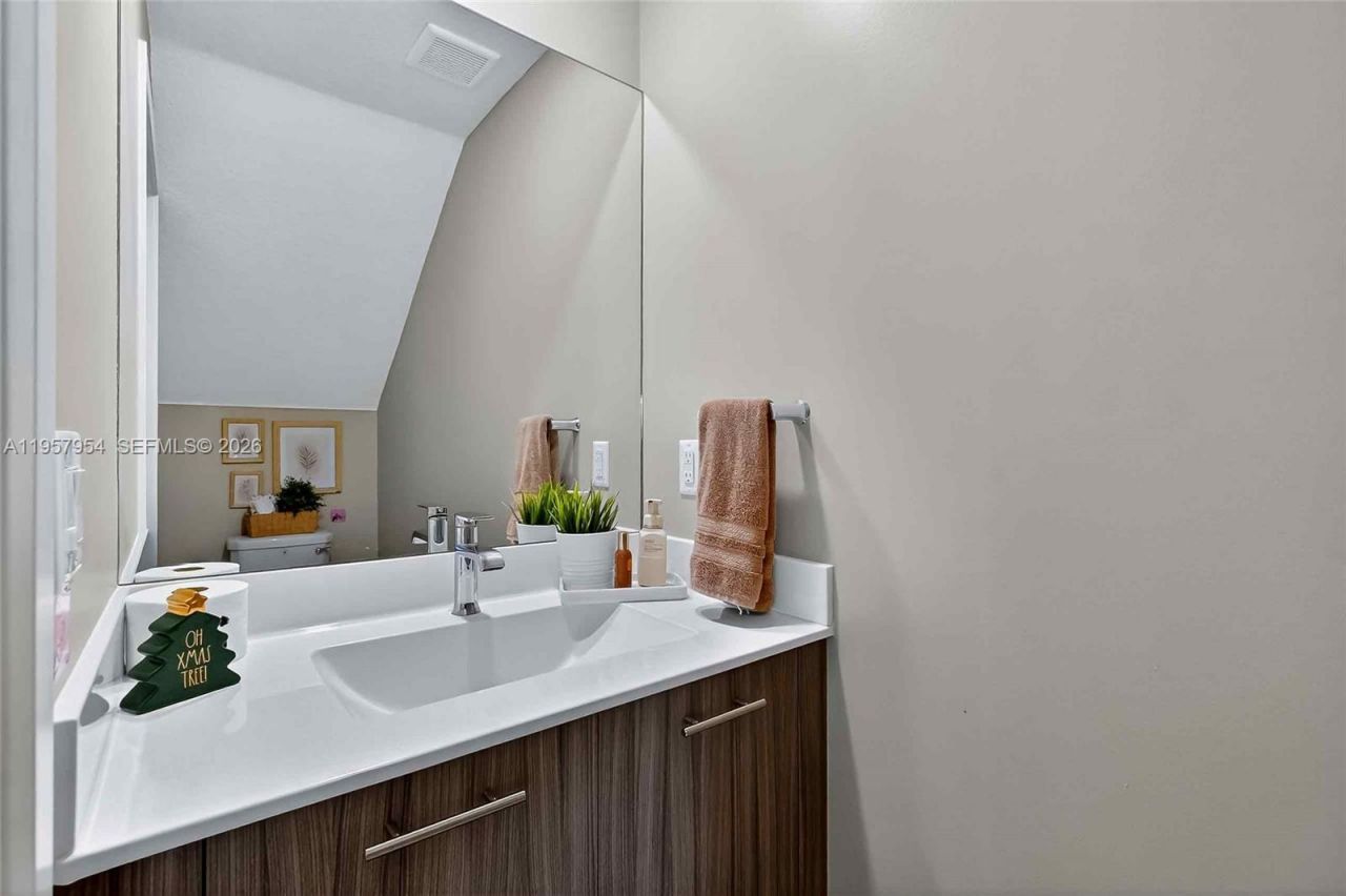 4655 NW 83rd Path, Doral, FL 33166 Photo