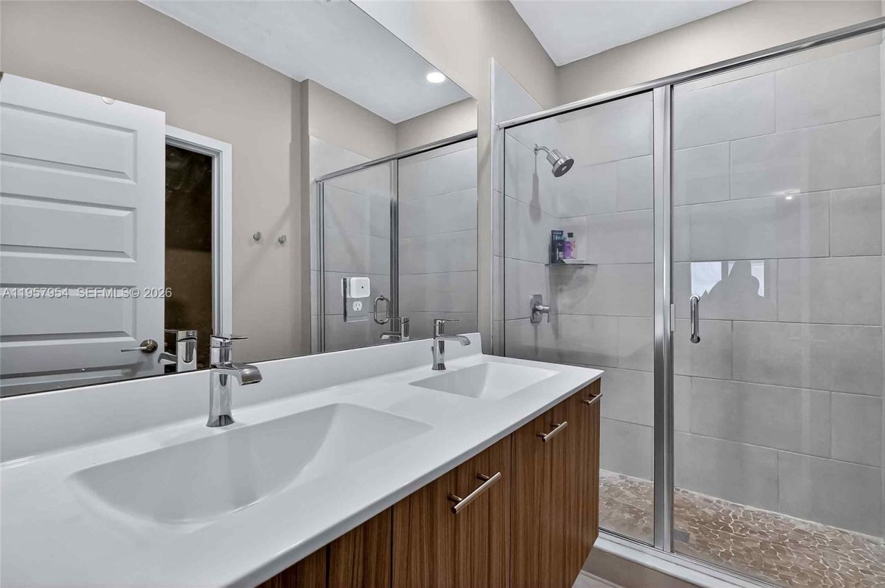 4655 NW 83rd Path, Doral, FL 33166 Photo