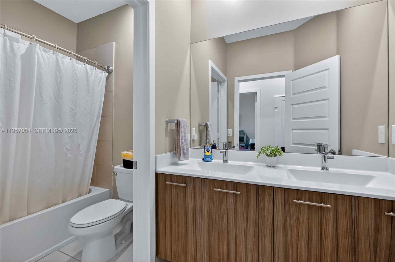 4655 NW 83rd Path, Doral, FL 33166 Photo