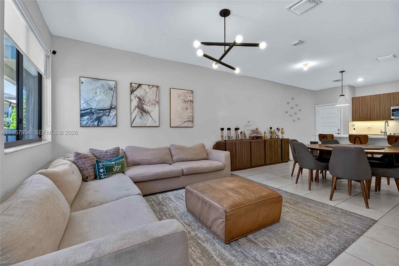 4655 NW 83rd Path, Doral, FL 33166 Photo