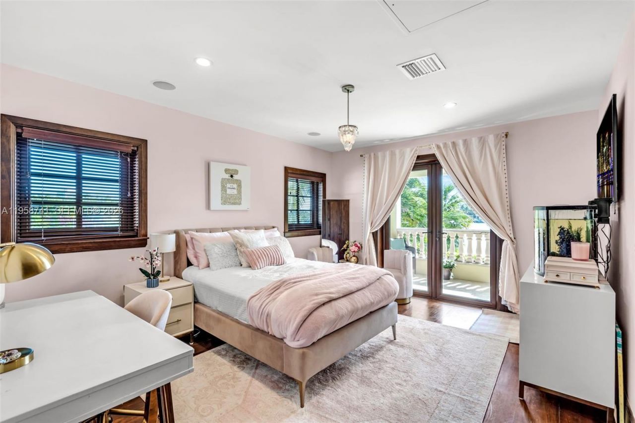 1398 Bay Dr , Miami Beach, FL 33141 Photo