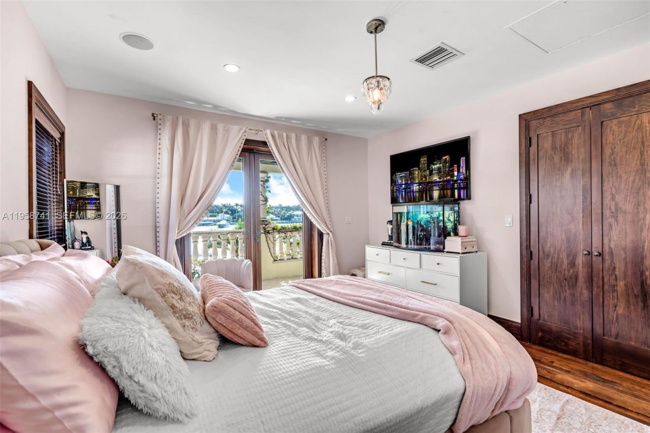 1398 Bay Dr , Miami Beach, FL 33141 Photo