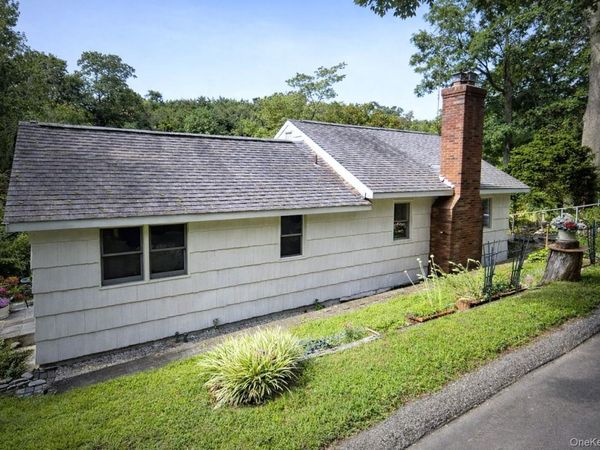 22 Hill Road , Saint James, NY 11780