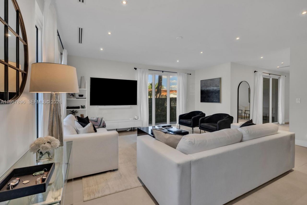 2851 SW 33rd Ct , Unit 2851, Miami, FL 33133 Photo