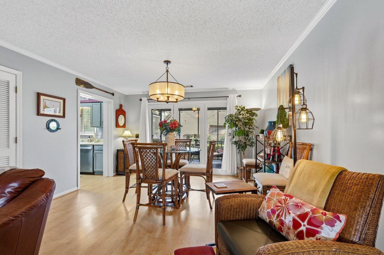 804 Victoria Ct. Photo 5