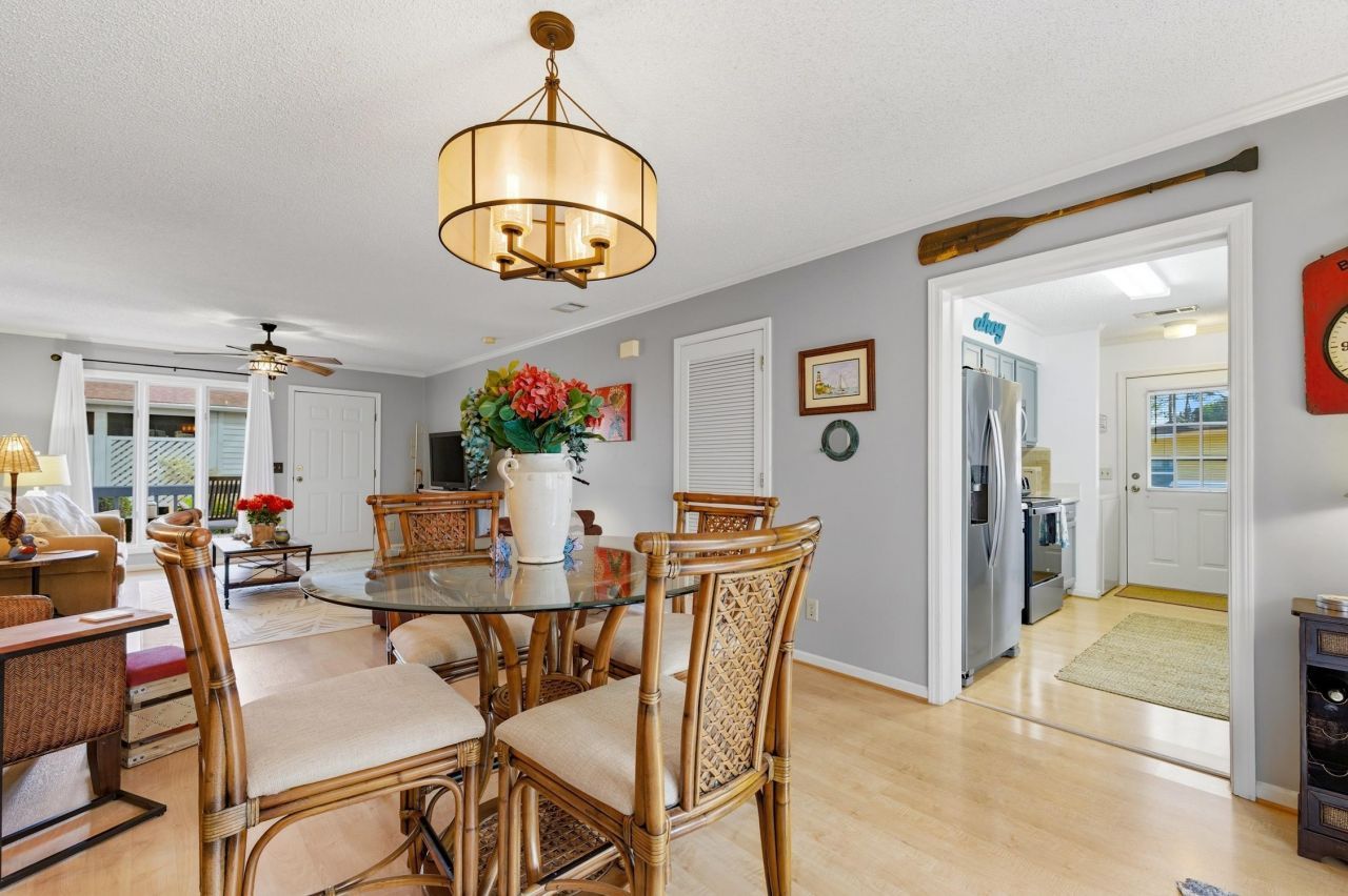 804 Victoria Ct. Photo 6