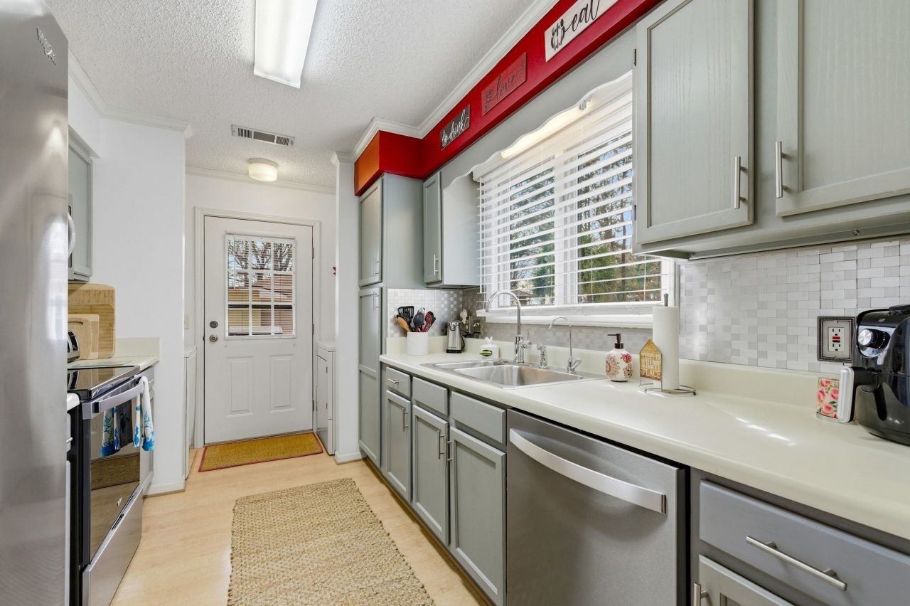 804 Victoria Ct. Photo 7