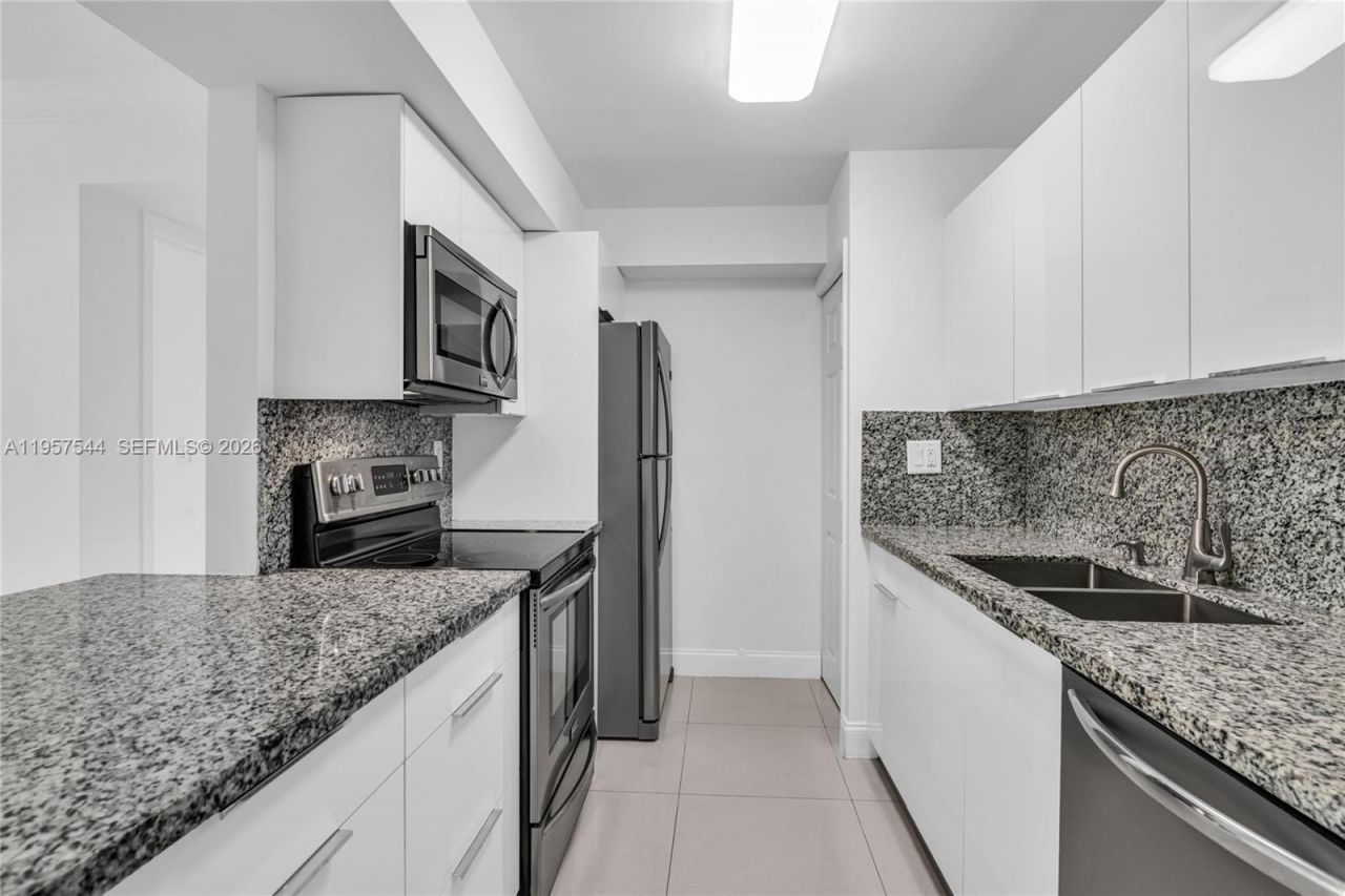 220 Lakeview Dr, Unit 113, Weston, FL 33326 Photo