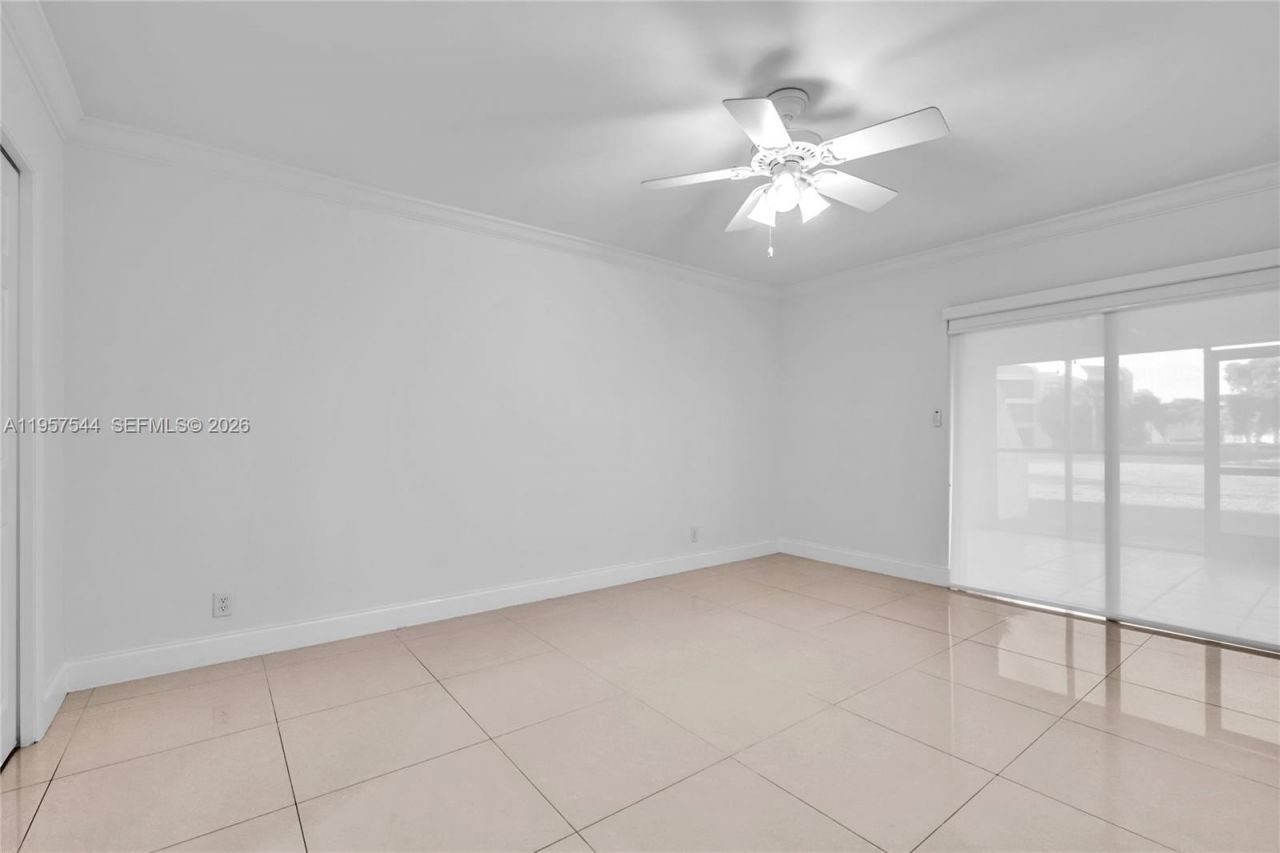 220 Lakeview Dr, Unit 113, Weston, FL 33326 Photo