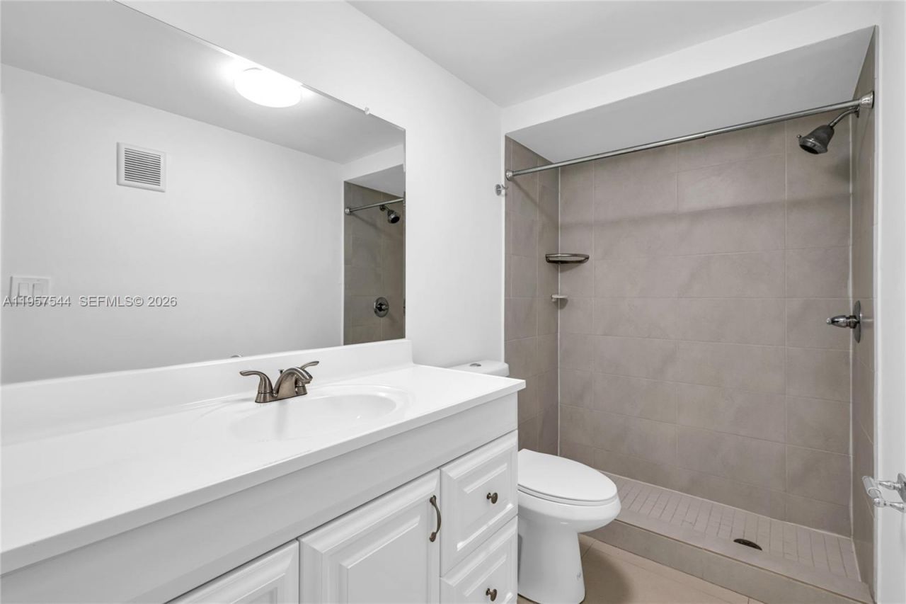 220 Lakeview Dr, Unit 113, Weston, FL 33326 Photo