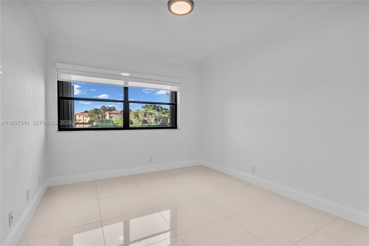 220 Lakeview Dr, Unit 113, Weston, FL 33326 Photo