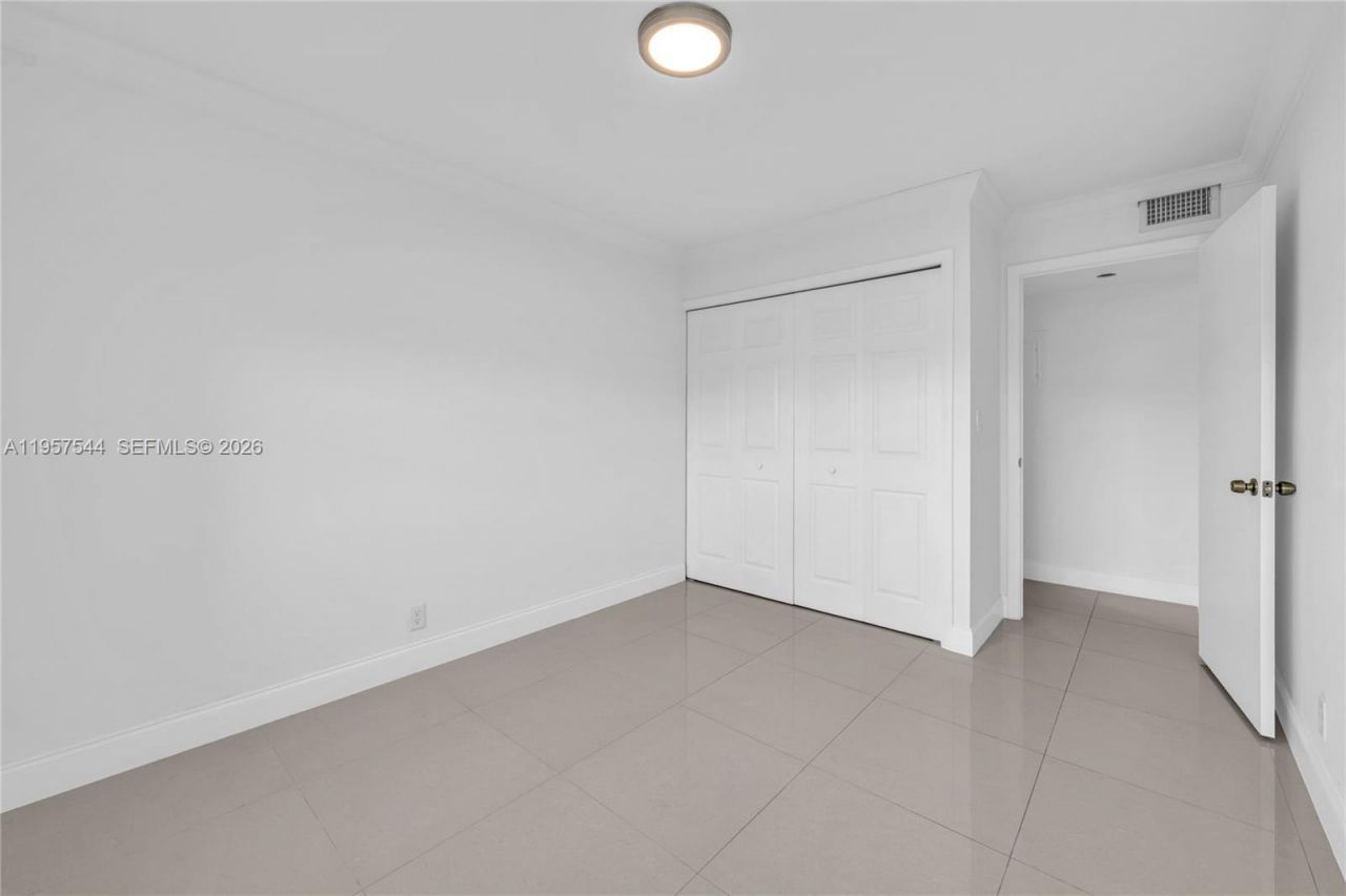 220 Lakeview Dr, Unit 113, Weston, FL 33326 Photo