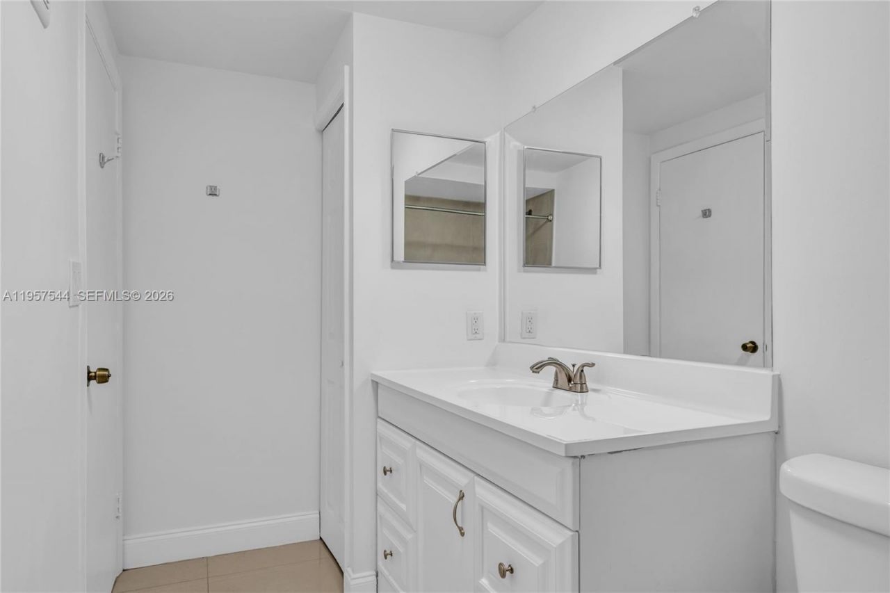 220 Lakeview Dr, Unit 113, Weston, FL 33326 Photo