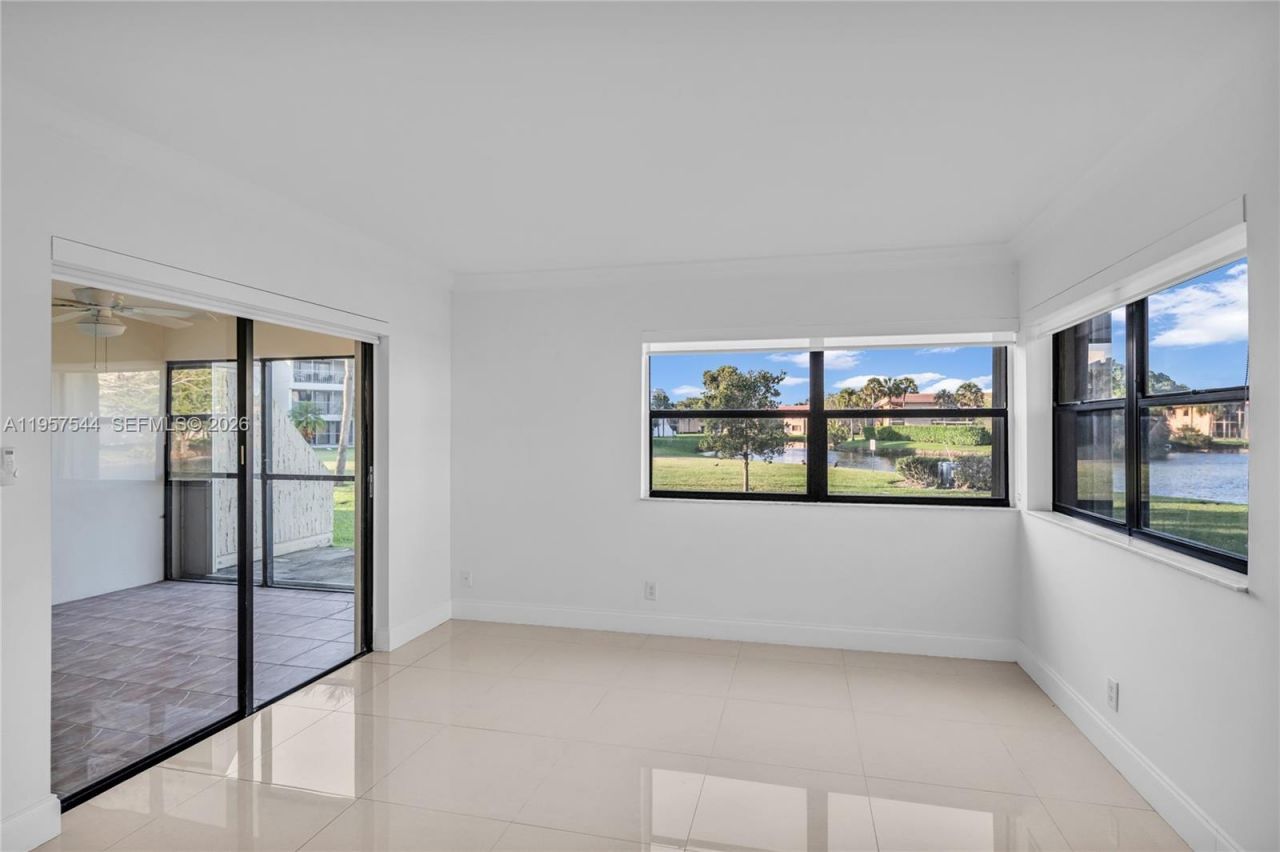 220 Lakeview Dr, Unit 113, Weston, FL 33326 Photo