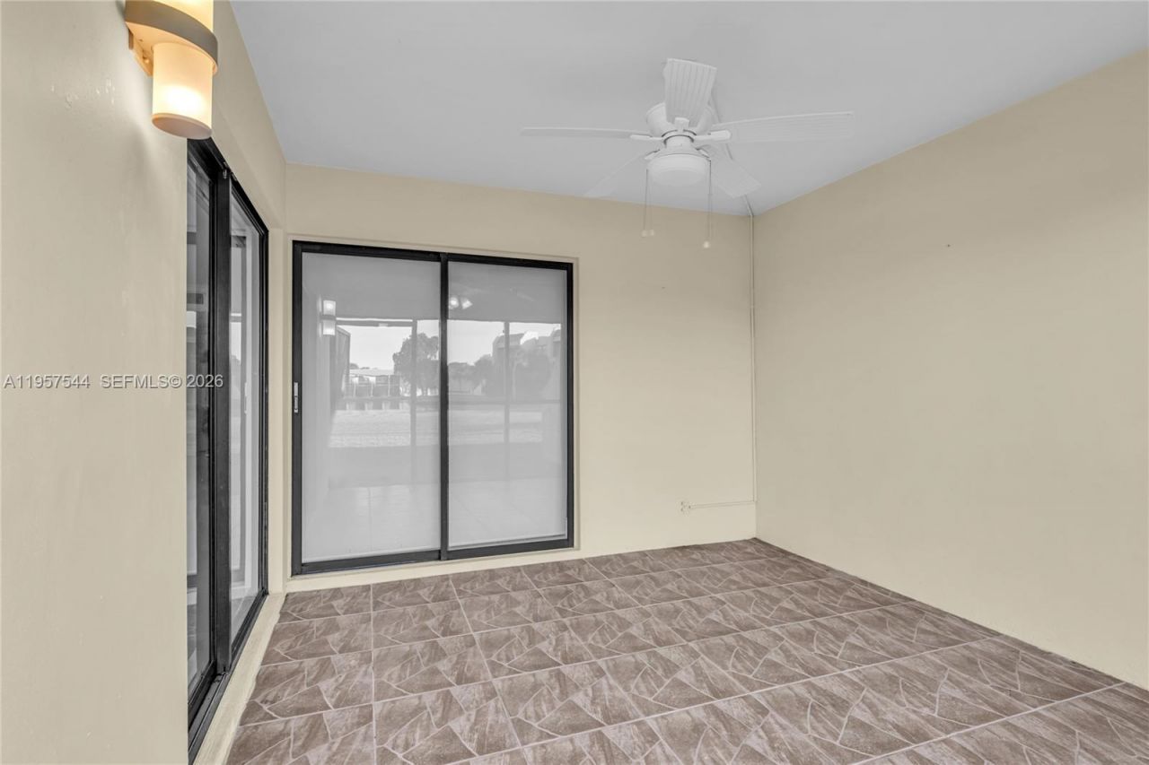 220 Lakeview Dr, Unit 113, Weston, FL 33326 Photo