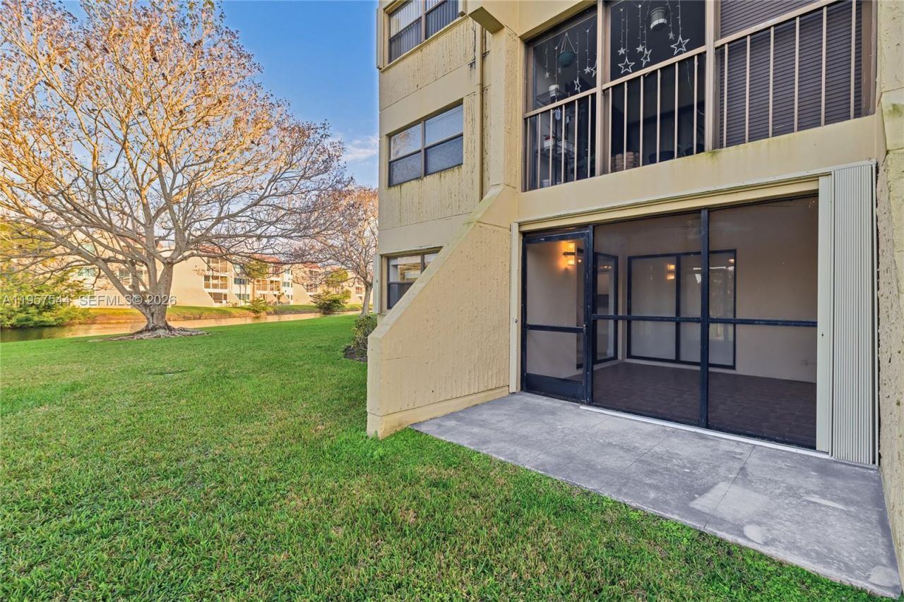220 Lakeview Dr, Unit 113, Weston, FL 33326 Photo