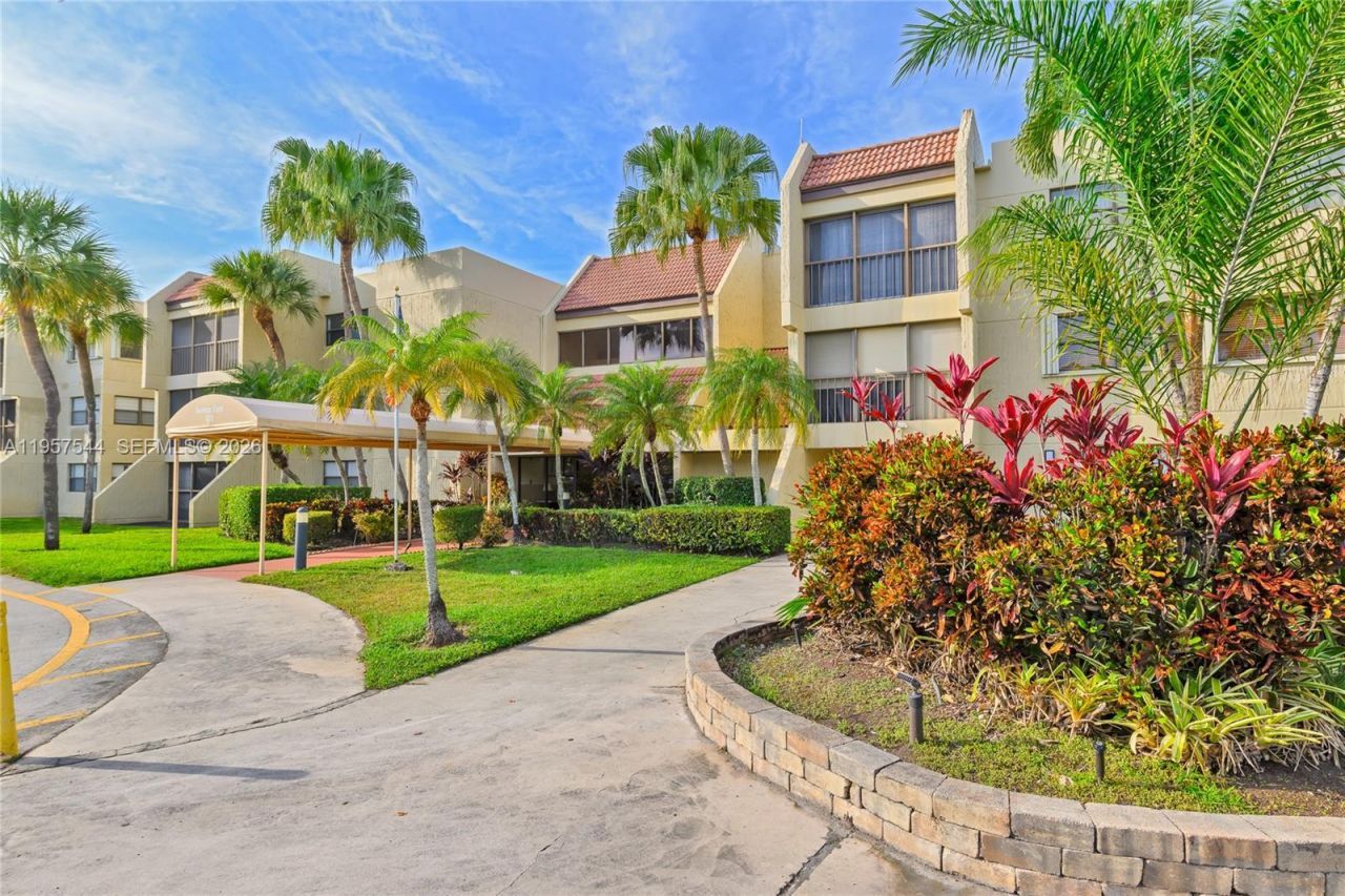 220 Lakeview Dr, Unit 113, Weston, FL 33326 Photo