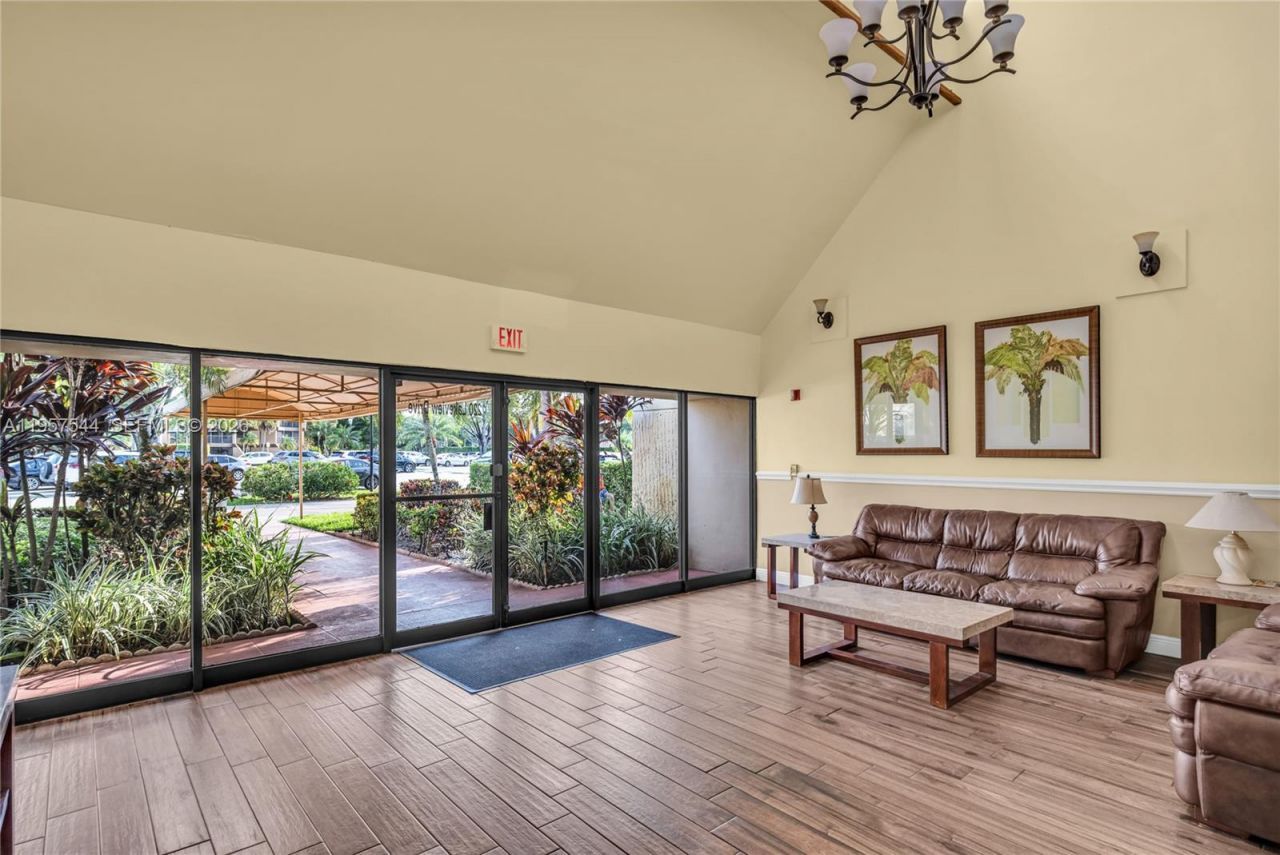 220 Lakeview Dr, Unit 113, Weston, FL 33326 Photo