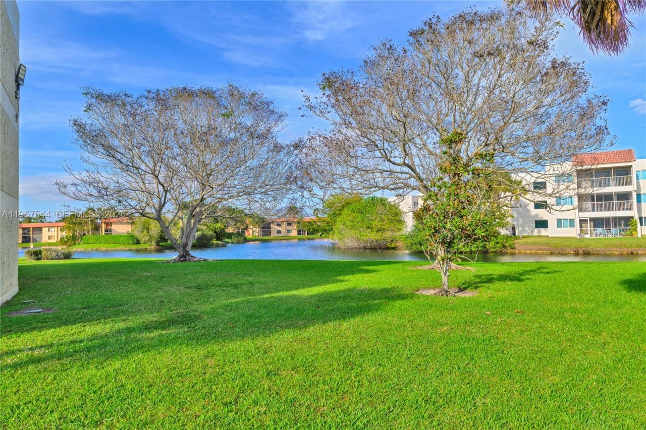 220 Lakeview Dr, Unit 113, Weston, FL 33326 Photo