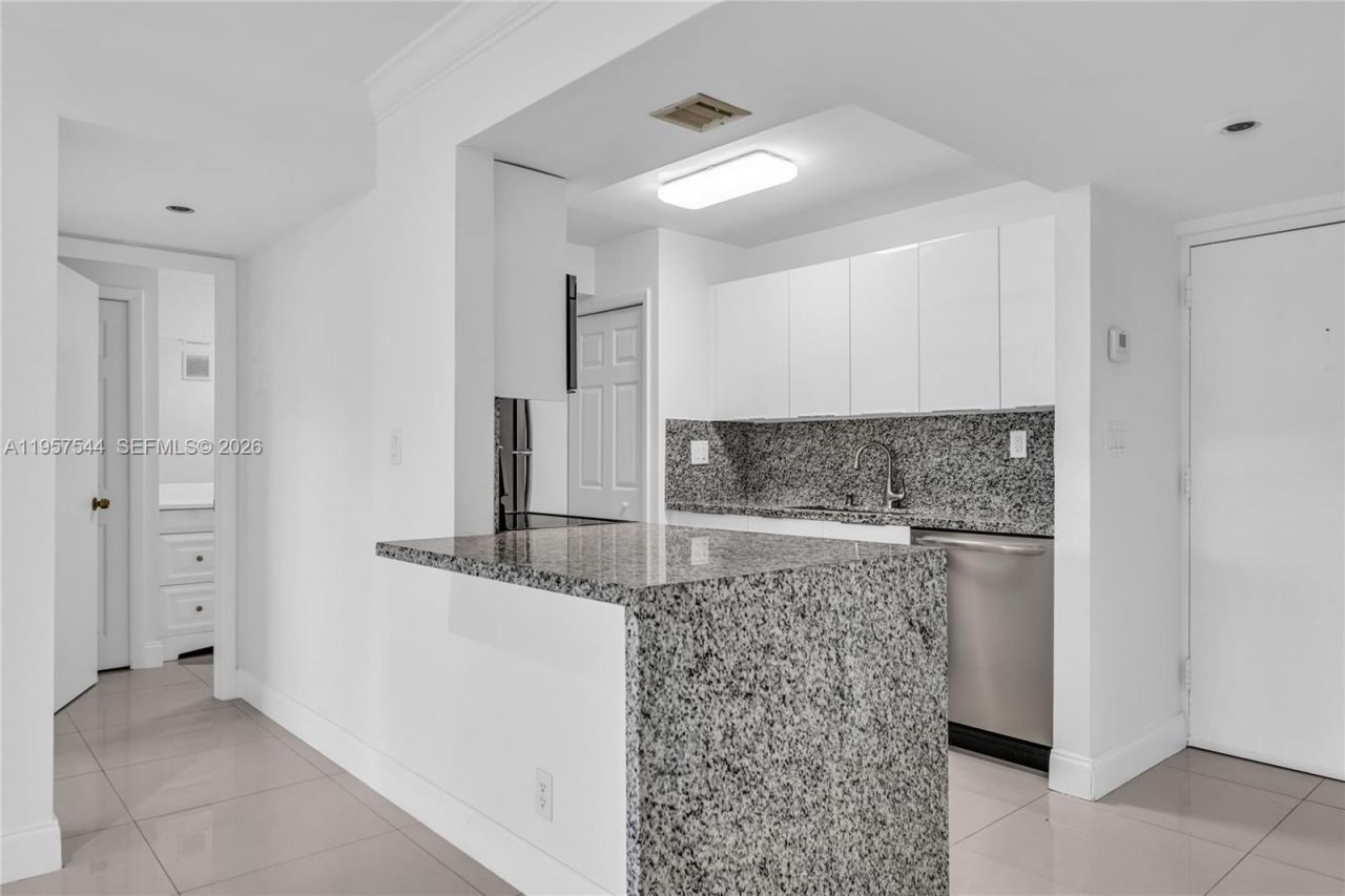 220 Lakeview Dr, Unit 113, Weston, FL 33326 Photo