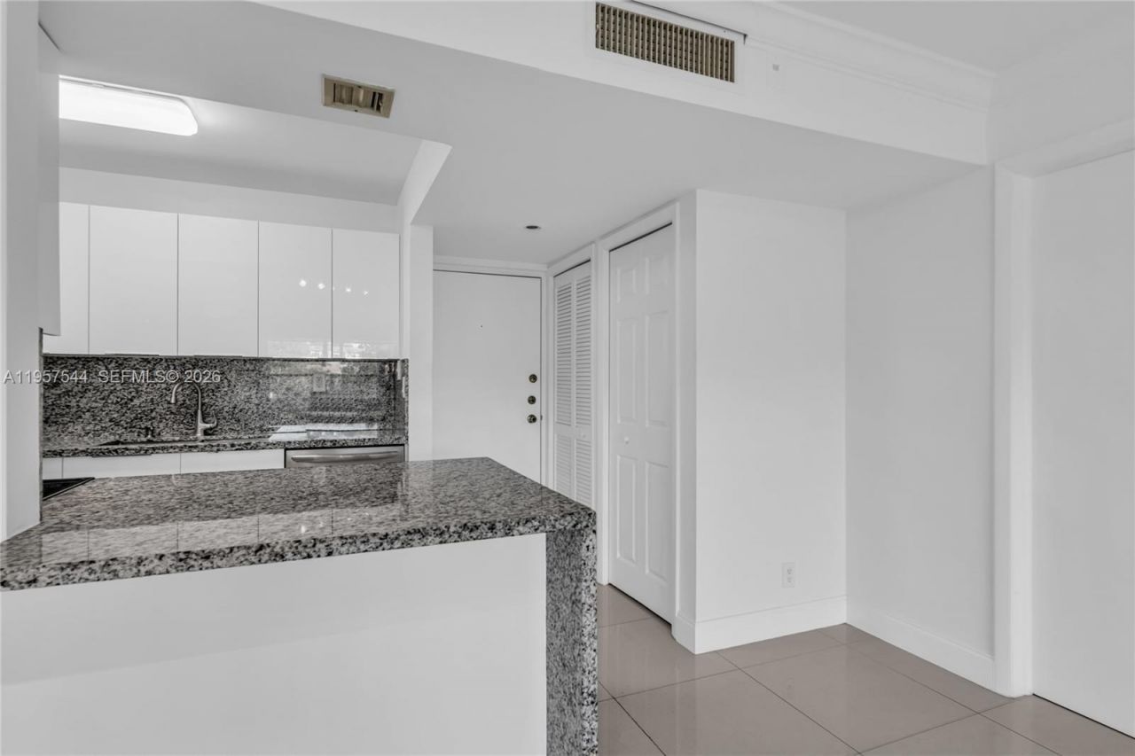 220 Lakeview Dr, Unit 113, Weston, FL 33326 Photo