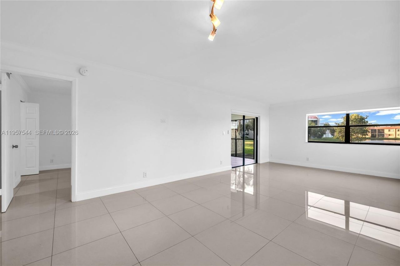 220 Lakeview Dr, Unit 113, Weston, FL 33326 Photo