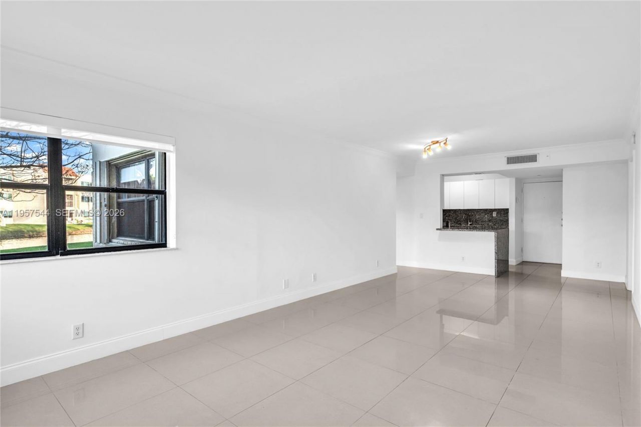 220 Lakeview Dr, Unit 113, Weston, FL 33326 Photo