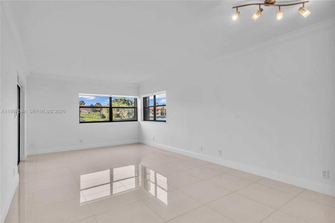 220 Lakeview Dr, Unit 113, Weston, FL 33326 Photo