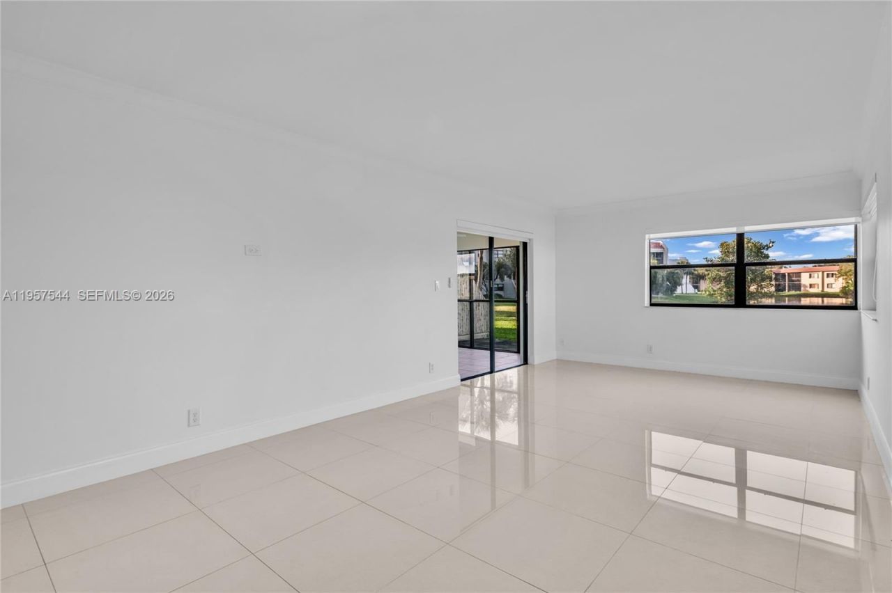 220 Lakeview Dr, Unit 113, Weston, FL 33326 Photo