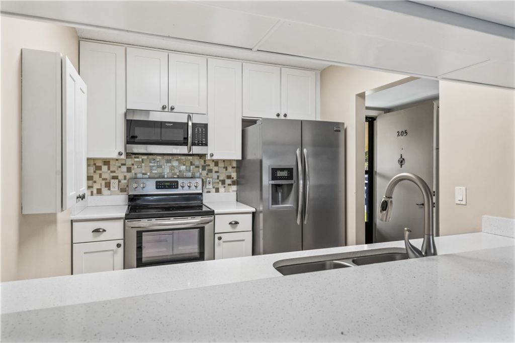 21 Plantation Drive, Unit 205, Vero Beach, FL 32966 Photo