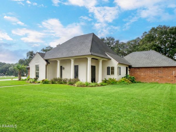 117 Hundred Oaks Drive , Youngsville, LA 70592