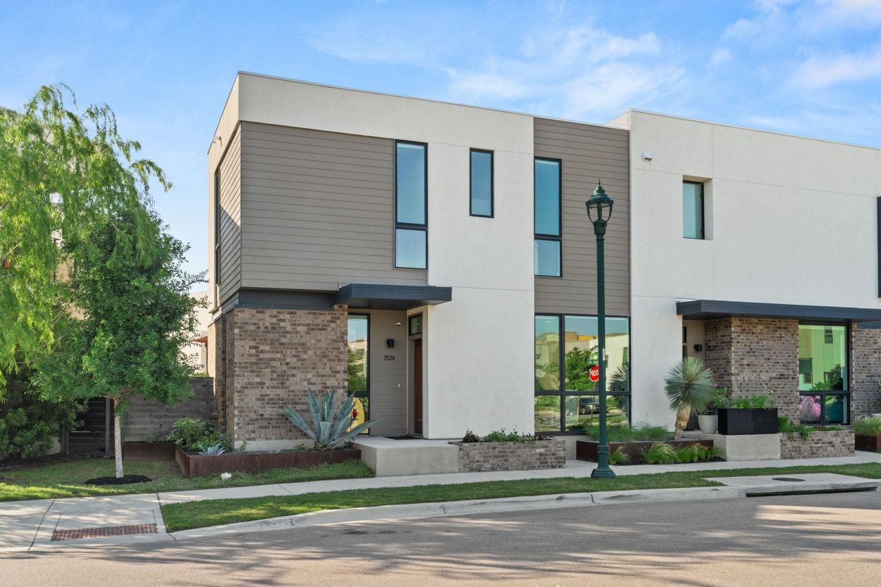 2524 Doc Reeves St, Austin, TX 78723 Main Photo